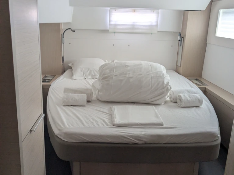 Hire Catamaran Lagoon with a boat licence