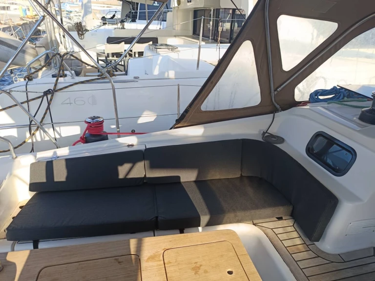 Sailboat to hire Lávrio at the best price