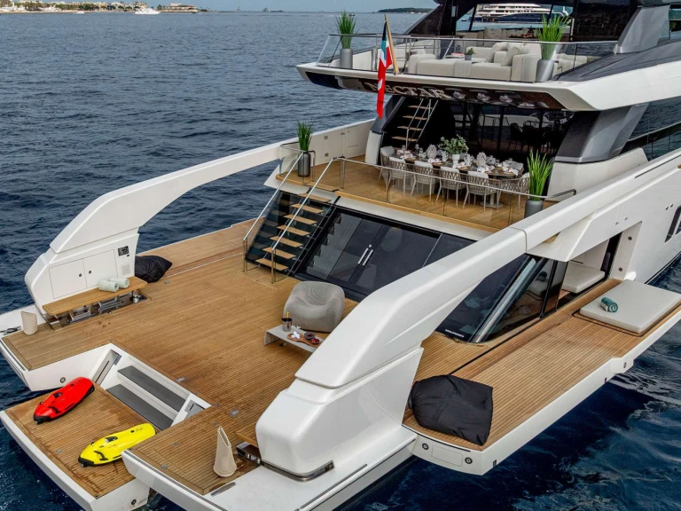 Hire Luxury Yacht San Lorenzo with a boat licence