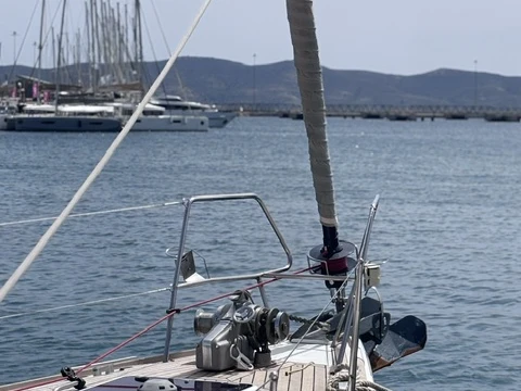 Hire a Jeanneau Jeanneau 53 Lávrio