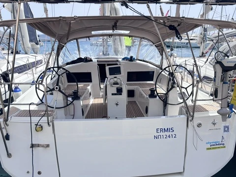 Charter a Jeanneau Sun Odyssey 440 in Lávrio on Samboat
