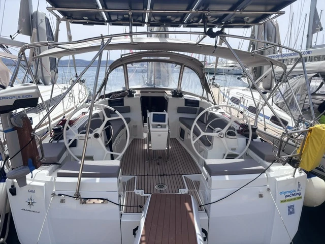 Hire Sailboat Jeanneau with a boat licence