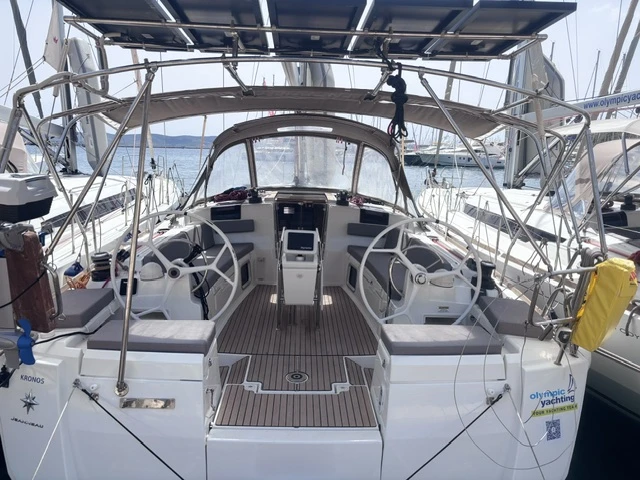 Sailboat to hire Lávrio at the best price
