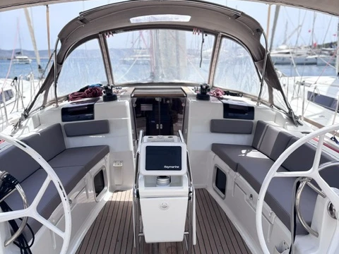 Hire a Jeanneau Sun Odyssey 449 Lávrio