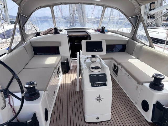 Hire Sailboat Jeanneau with a boat licence