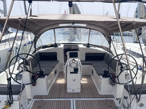 Sailboat to hire Lávrio at the best price