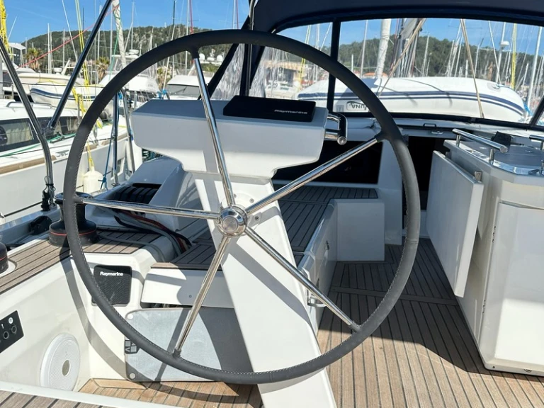 Hire a Bénéteau Oceanis 46.1 Split