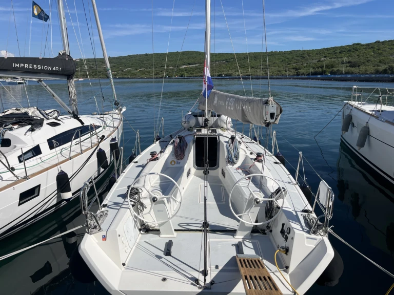 Charter a Italia Yachts Italia 9.98 in Punat on Samboat