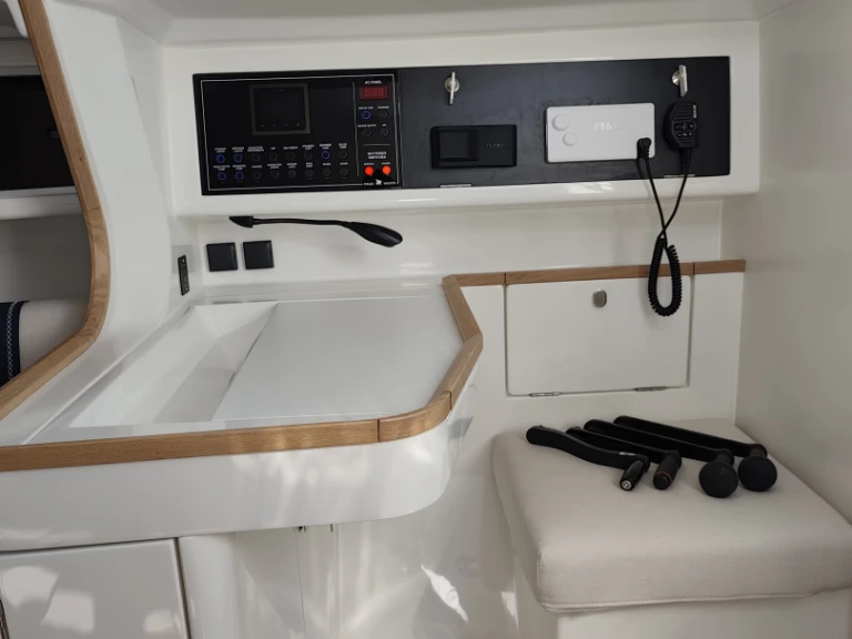 Hire Sailboat Italia Yachts with a boat licence