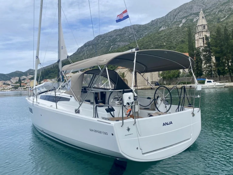 Hire Sailboat Jeanneau with a boat licence