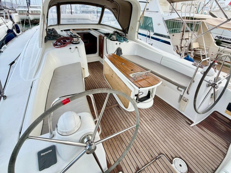 Charter a Bénéteau Oceanis 50 Family in Nikiána on Samboat