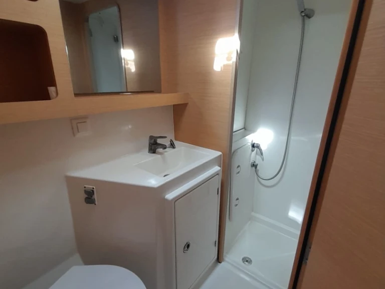 Yacht hire Hyères cheap Lagoon 42