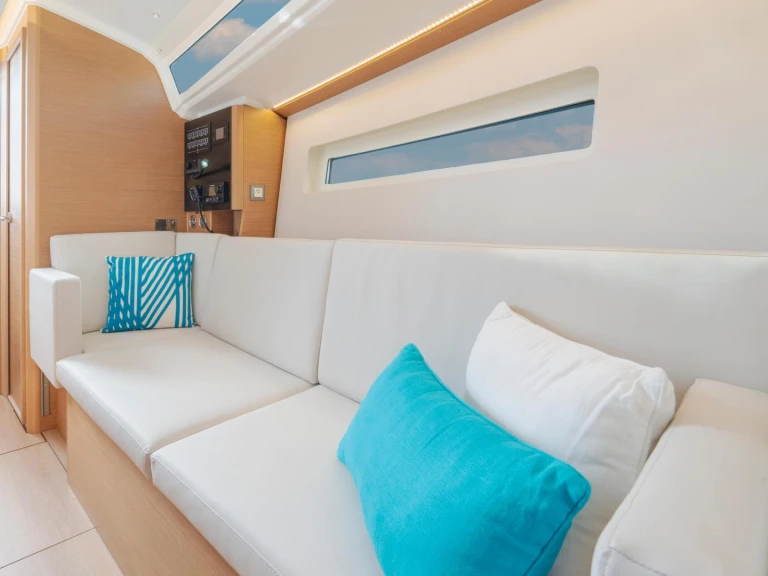 Hire Sailboat with or without skipper Jeanneau Parham Town