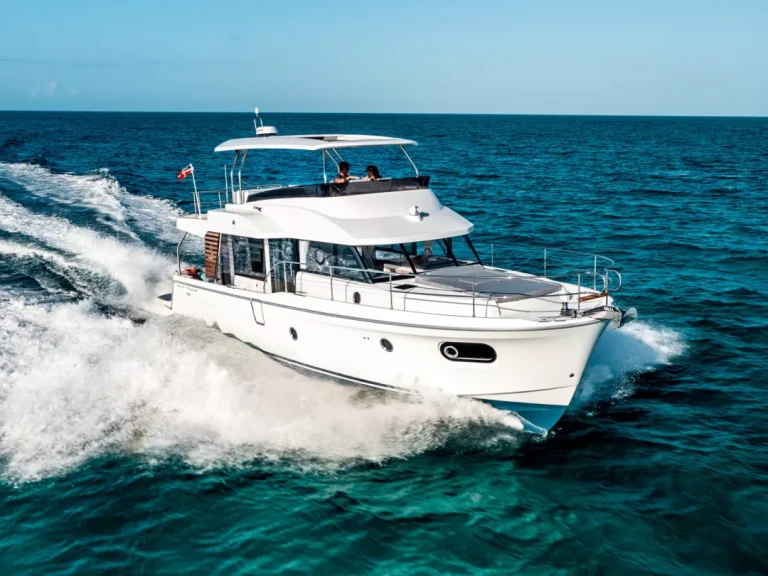Yacht hire Capri cheap Swift Trawler 48