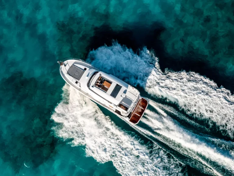 Hire Motorboat with or without skipper Bénéteau Capri