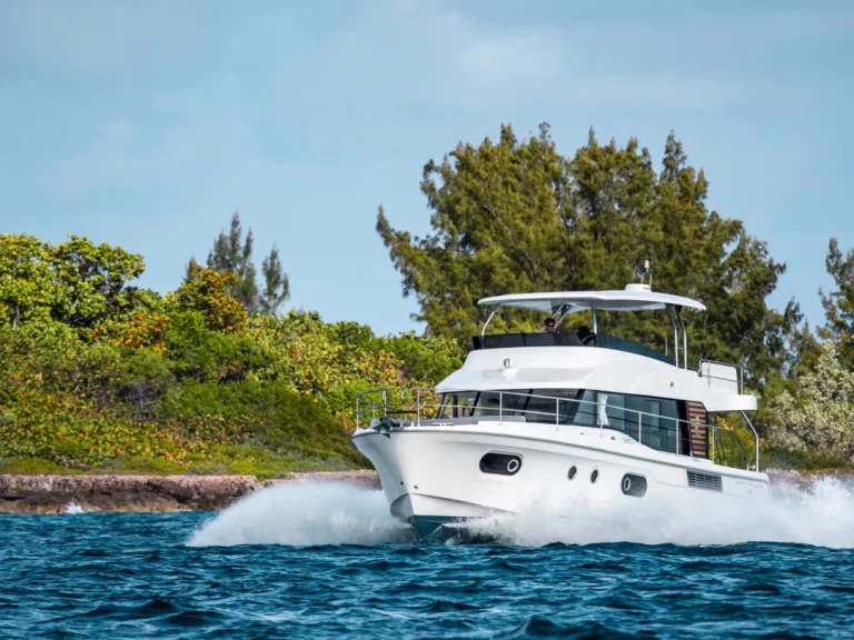 Hire Motorboat Bénéteau with a boat licence