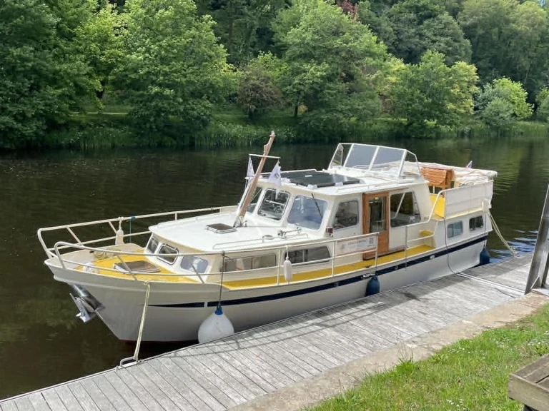 Yacht charter Saint-Nicolas des Eaux - Pedro 1020 on SamBoat