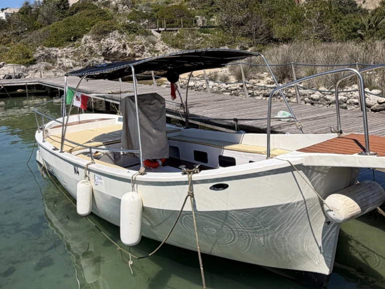 Motorboat to hire Santa Maria di Leuca at the best price