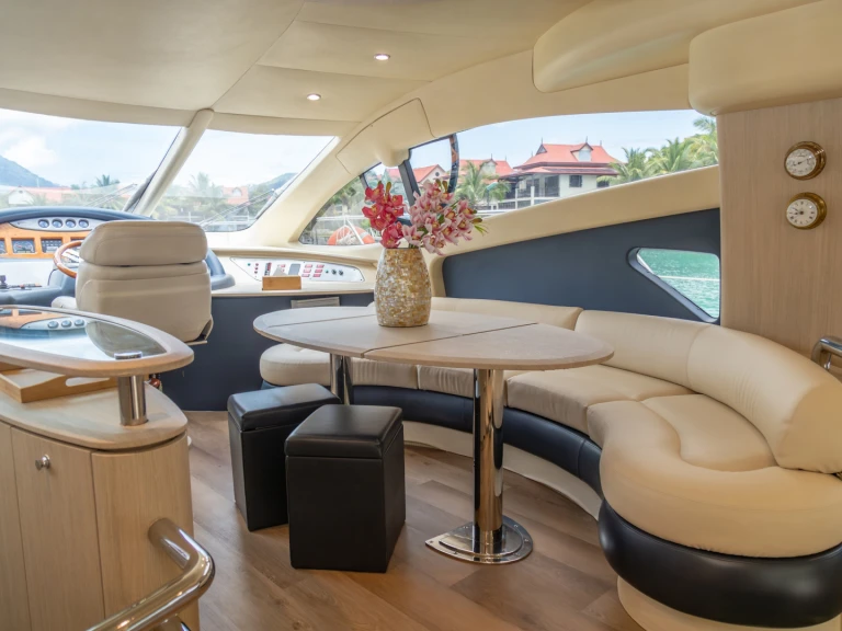Charter a Azimut Azimut 55 in Mahé on Samboat