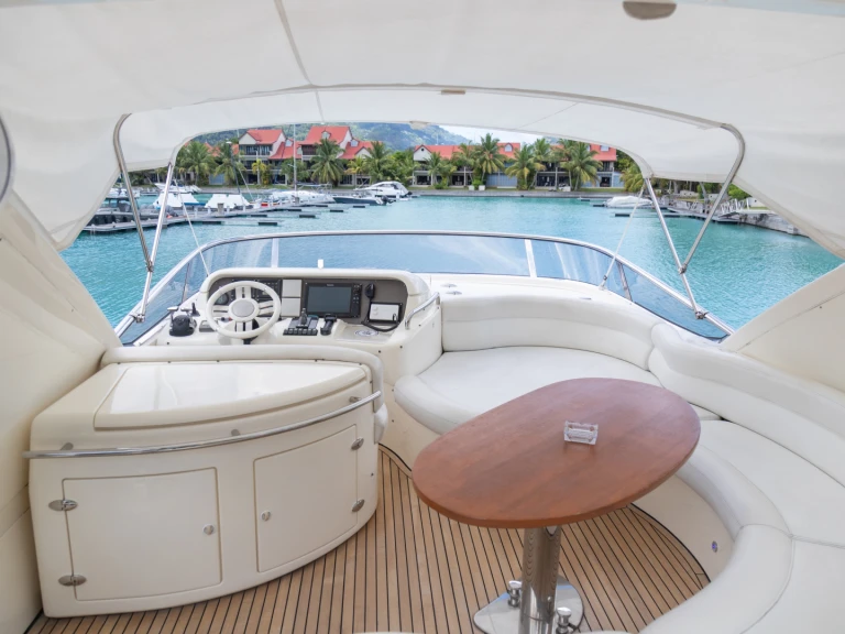 Hire Motorboat Azimut with a boat licence