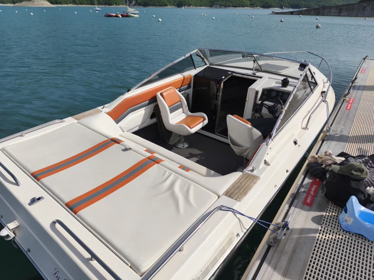 Yacht hire Chorges cheap Cuddy cabine 