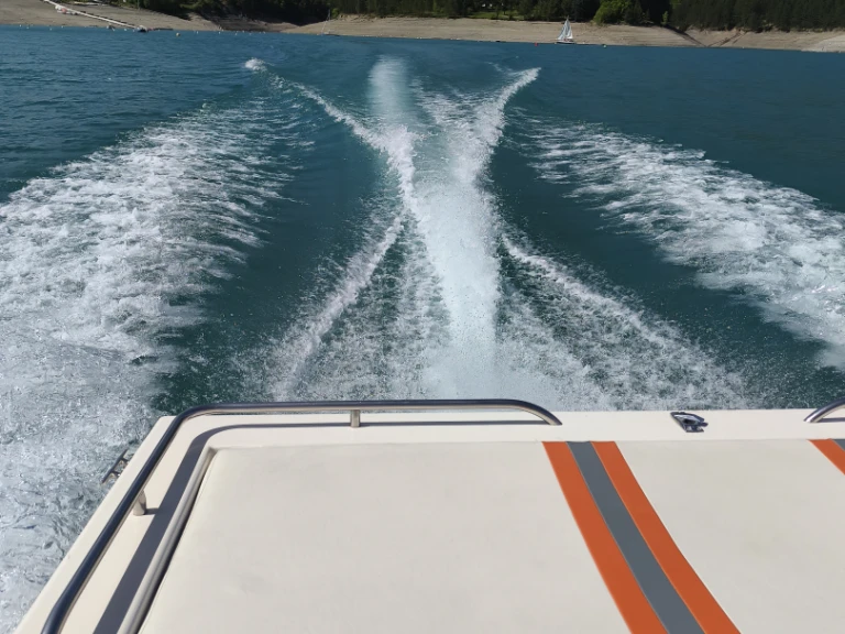Charter a Monterey Cuddy cabine  in Chorges on Samboat