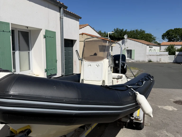 Charter a Bombard Sunrider 550 in La Cotinière on Samboat