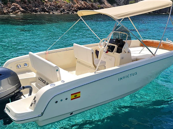Hire Motorboat Invictus  with a boat licence