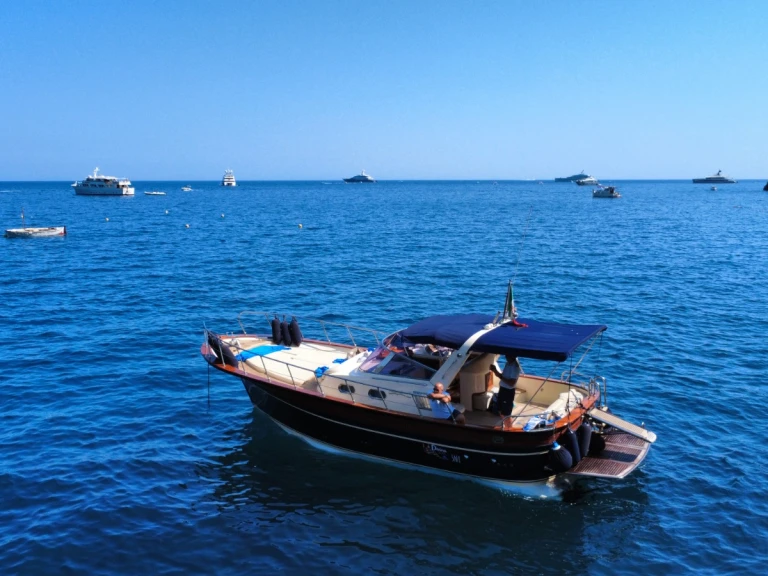 Charter a Fratelli Aprea Sorrento 32 Semi Cabinato in Salerno on Samboat