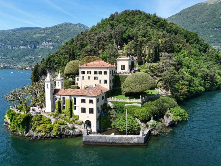 Motorboat to hire Como (City) at the best price