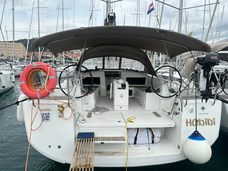 Hire Sailboat Jeanneau with a boat licence