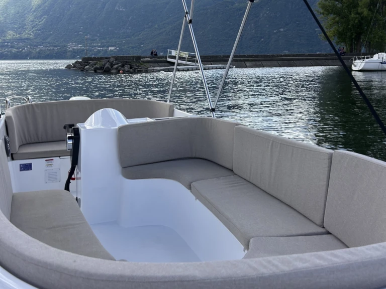 Hire Motorboat Valory with a boat licence
