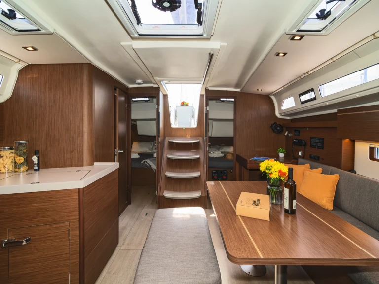 Sailboat to hire Lefkáda at the best price
