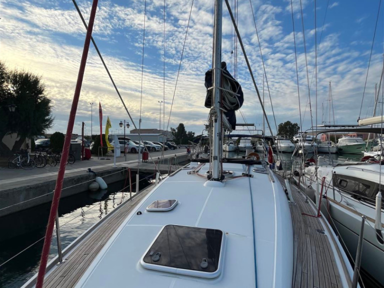 Charter a Jeanneau Sun Odyssey 42 i Performance in Póros (City) on Samboat