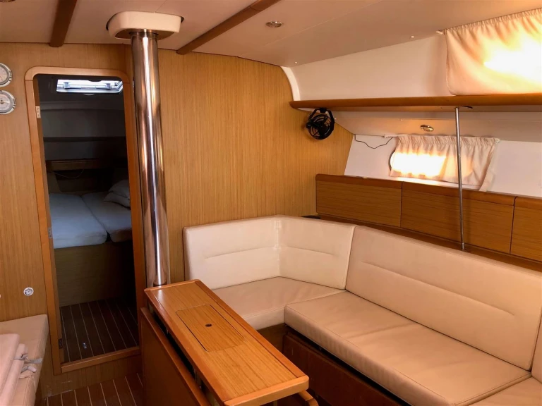 Hire Sailboat Jeanneau with a boat licence