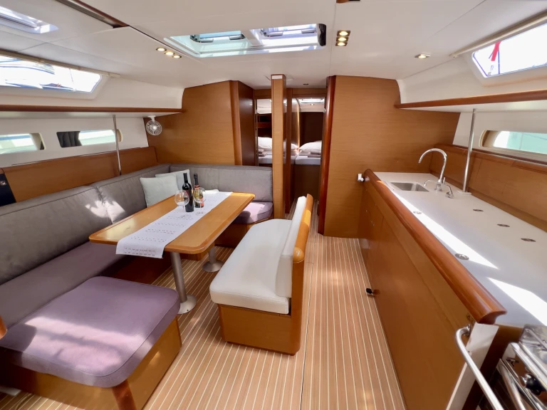 Sailboat to hire Seget Donji at the best price