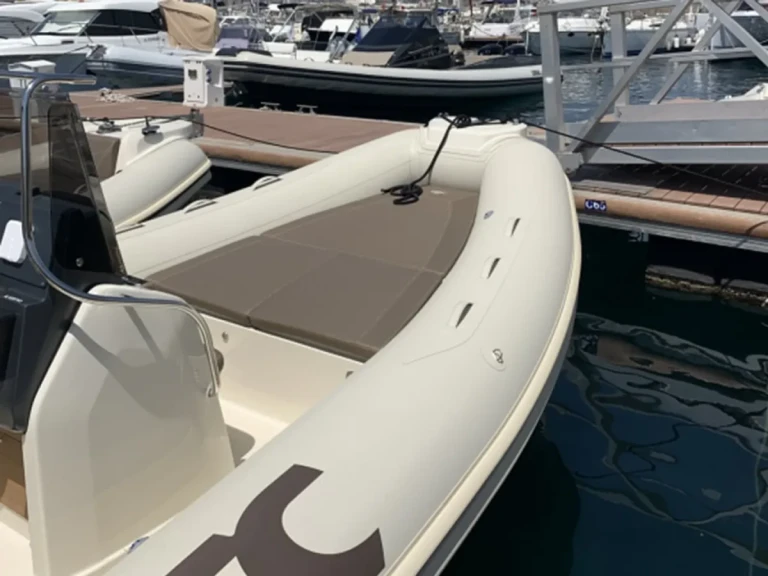 Charter a Bsc BSC 62 in Preko on Samboat