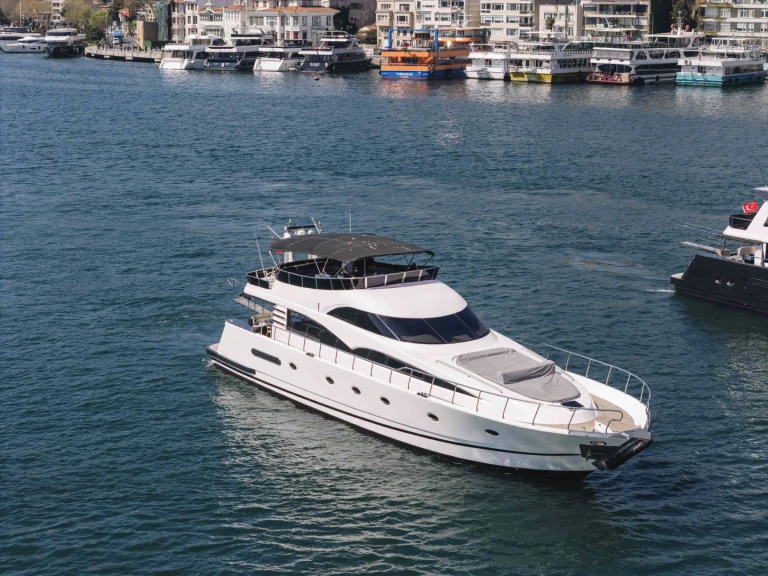 Hire Luxury Yacht Custom Made with a boat licence