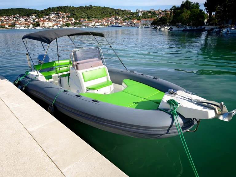 Charter a Marlin Boat 790 Pro Dynamic in Split on Samboat