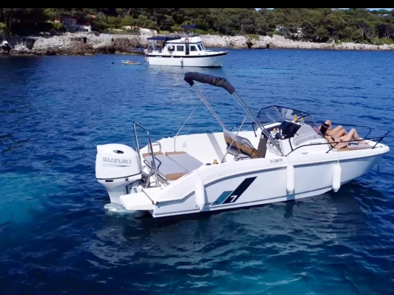 Hire Motorboat Bénéteau with a boat licence