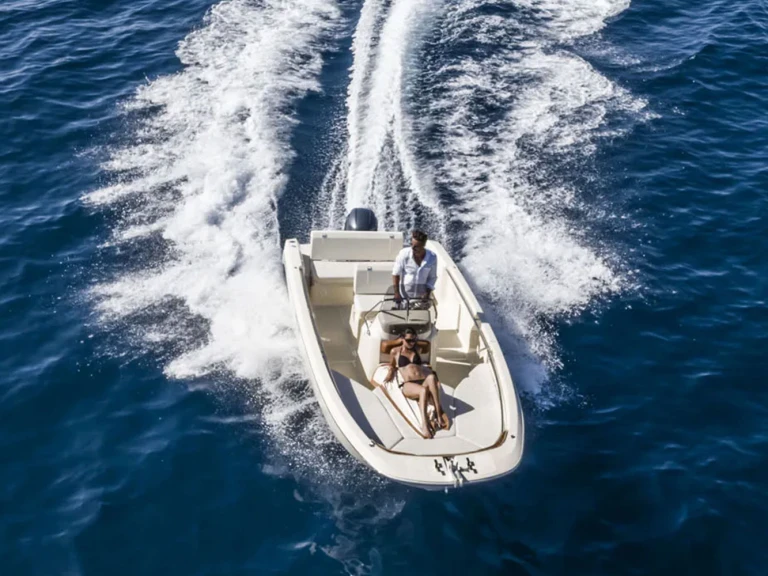 Hire Motorboat Invictus  with a boat licence