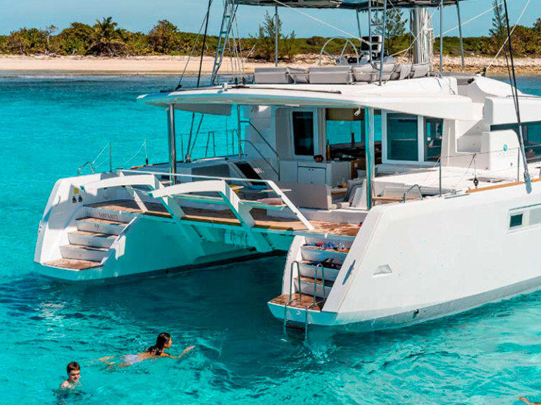 Catamaran to hire Lávrio at the best price