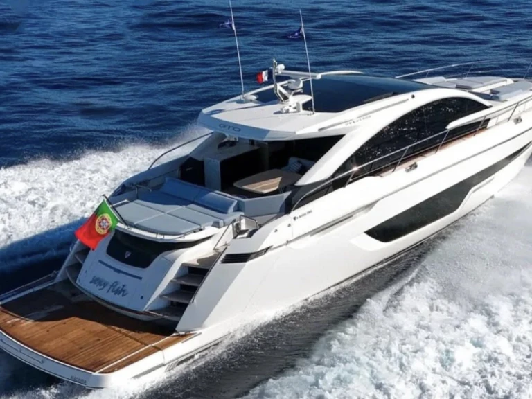 Hire Luxury Yacht Fairline with a boat licence