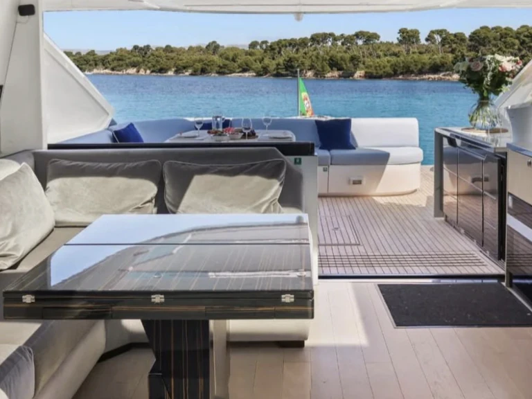 Hire a Fairline Targa 64 Saint-Tropez