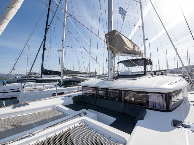 Charter a Lagoon Lagoon 450 F in Lávrio on Samboat