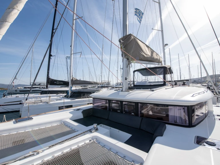 Charter a Lagoon Lagoon 450 F in Lávrio on Samboat