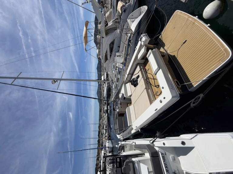Hire Motorboat ASTERIE with a boat licence