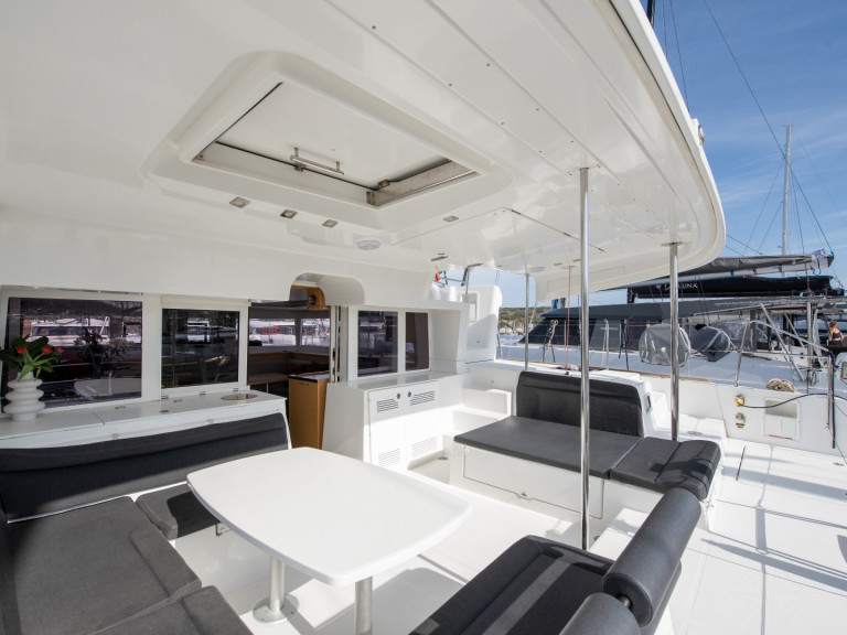 Yacht charter Lávrio - Lagoon Lagoon 450 F on SamBoat