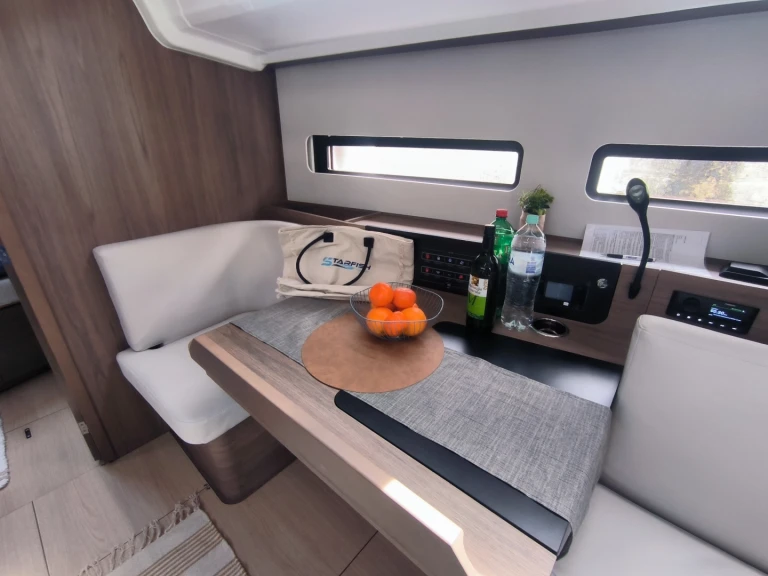 Hire Sailboat Jeanneau with a boat licence