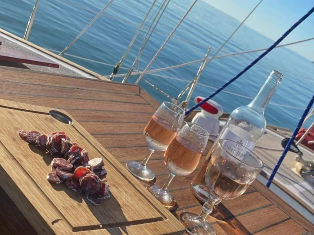 Hire Sailboat Yes with a boat licence